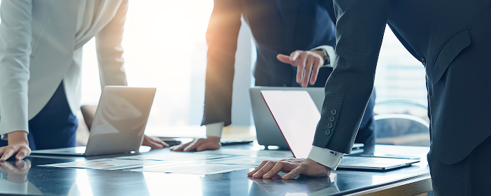 PCを前に会議をしている様子