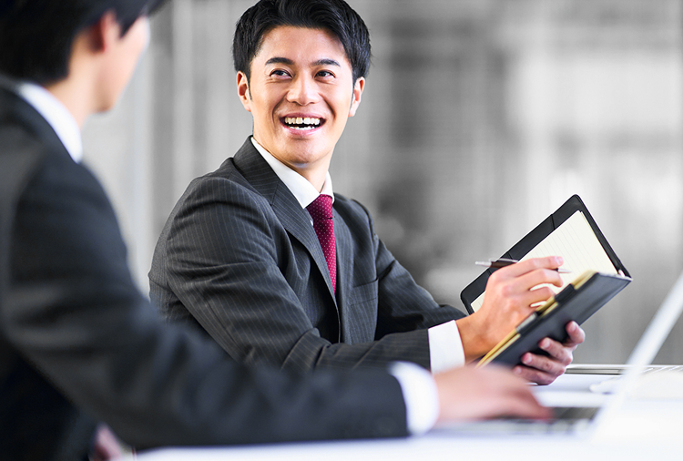 笑顔でノートを持ち、ビジネスミーティングをする男性