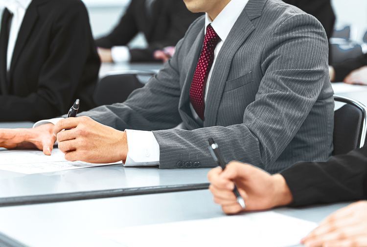 笑顔でノートを持ち、ビジネスミーティングをする男性