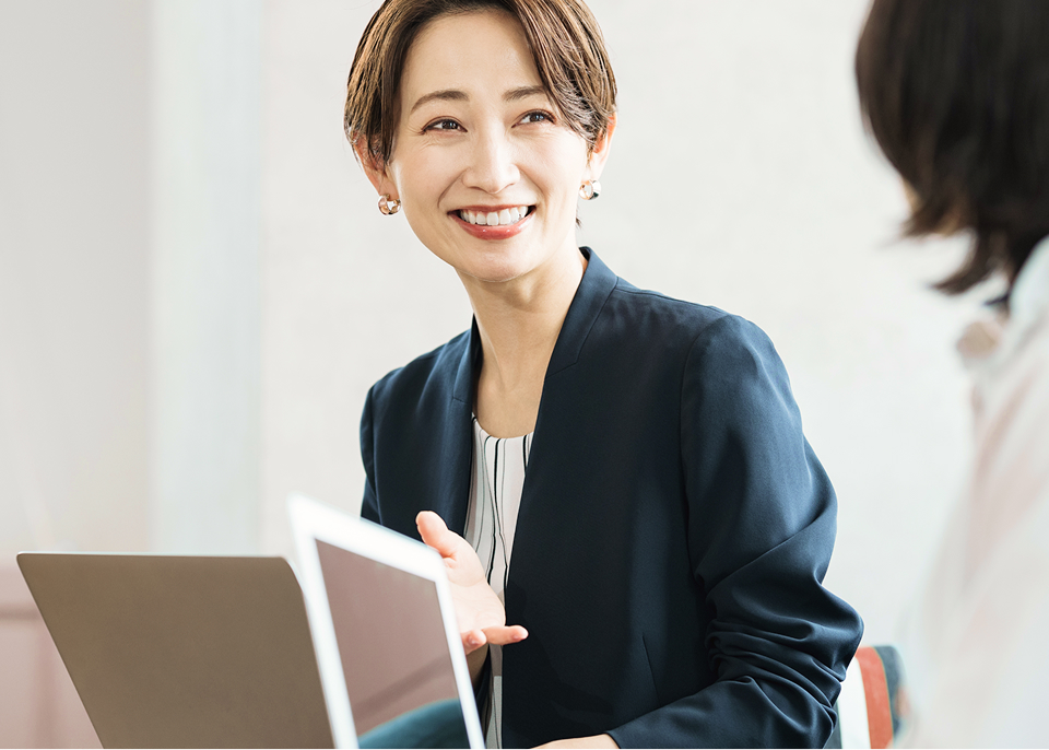 オフィスで資料を見ながら話すビジネスパーソン