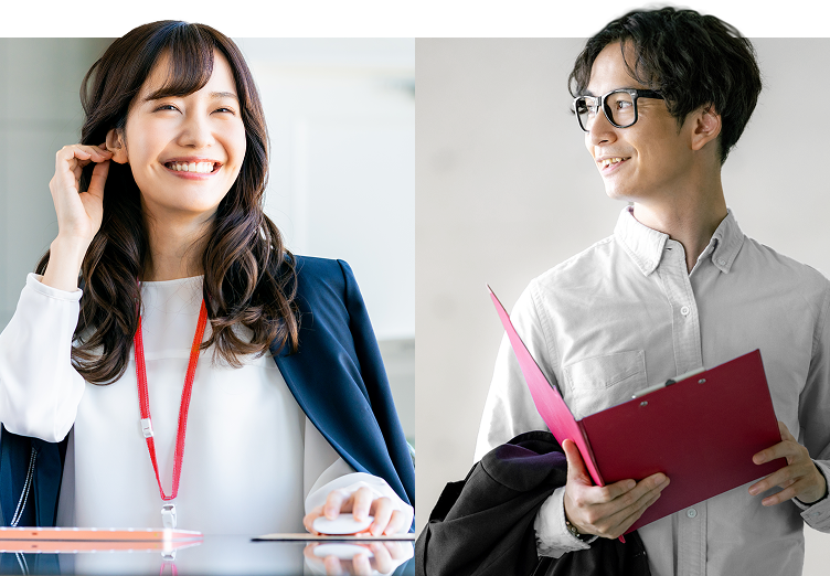 笑顔でオフィスのデスクに座る女性 赤いファイルを手に持ち、横を向いて微笑む男性